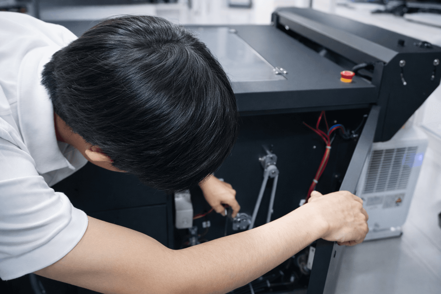 ช่างเทคนิคกำลังควบคุมเครื่องจักร - Anajak T-Shirt