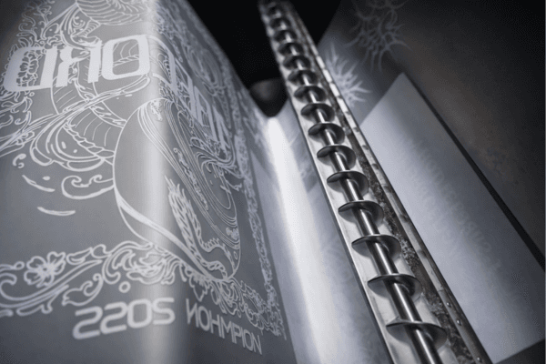 ขั้นตอนสกรีนเสื้อ DTF ขั้นที่ 2 โรยผงกาวบนฟิล์ม