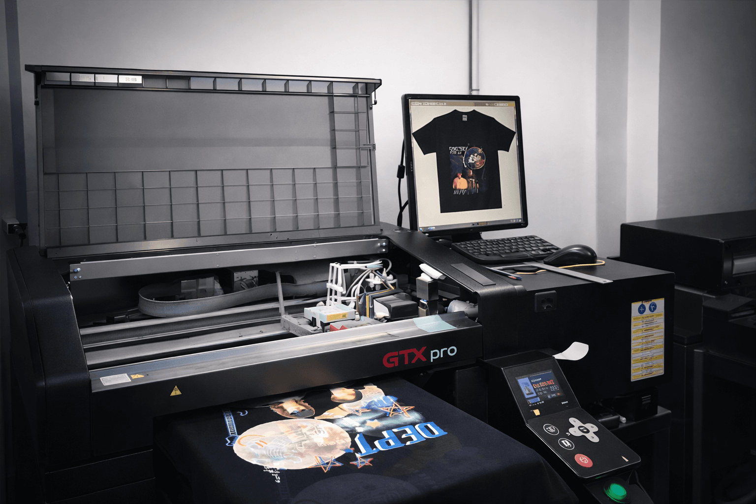 ขั้นตอนสกรีนเสื้อ DTG ขั้นที่ 2 พิมพ์ลายลงบนเสื้อ