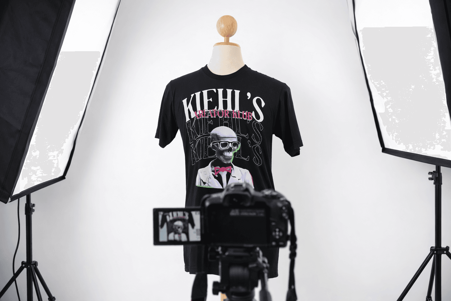 บริการถ่ายภาพสินค้าเสื้อสกรีน โดย Anajak T-Shirt